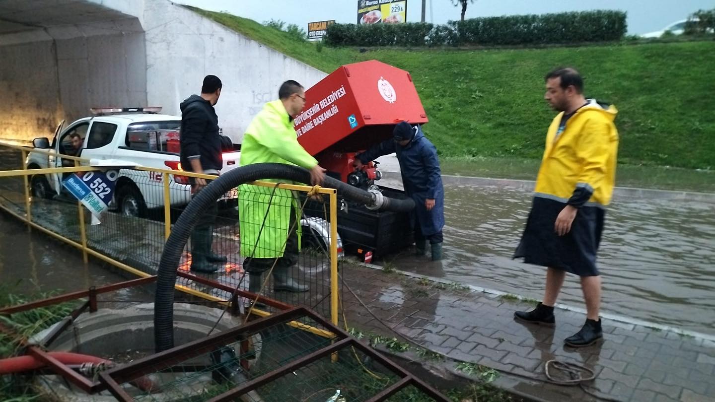 EDREMİT’TE ŞİDDETLİ YAĞIŞLARA ÖNLEM ALINIYOR