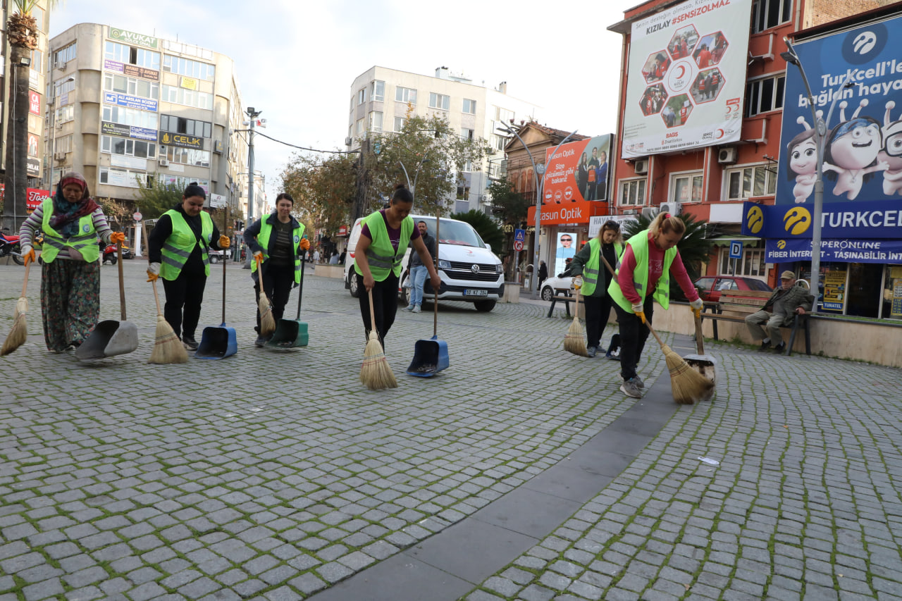 EDREMİT’TE TEMİZLİKTE 7/24 KESİNTİSİZ HİZMET