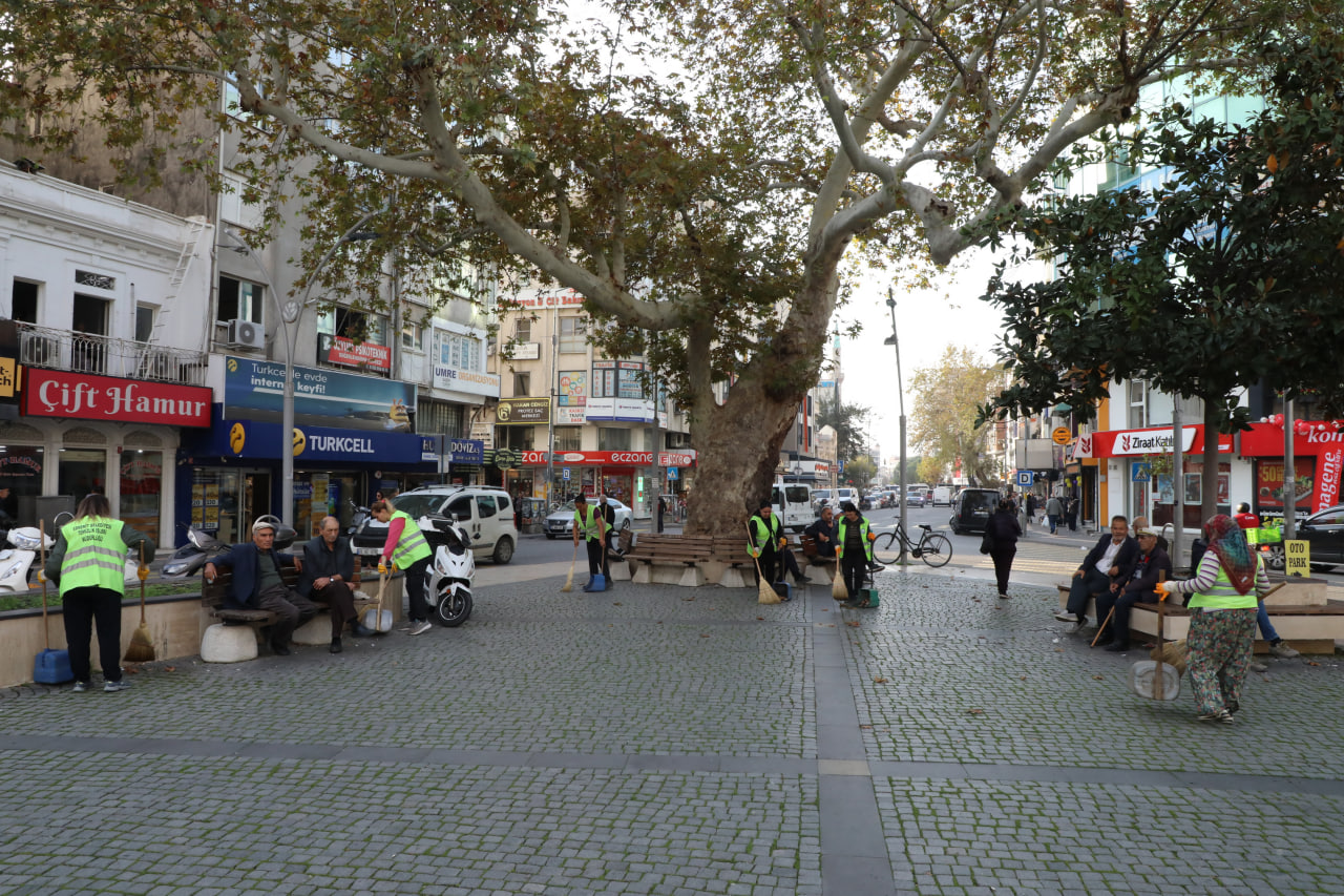 Edremitte-Temizlikte-7-24-Kesintisiz-Hizmet-3 EDREMİT’TE TEMİZLİKTE 7/24 KESİNTİSİZ HİZMET