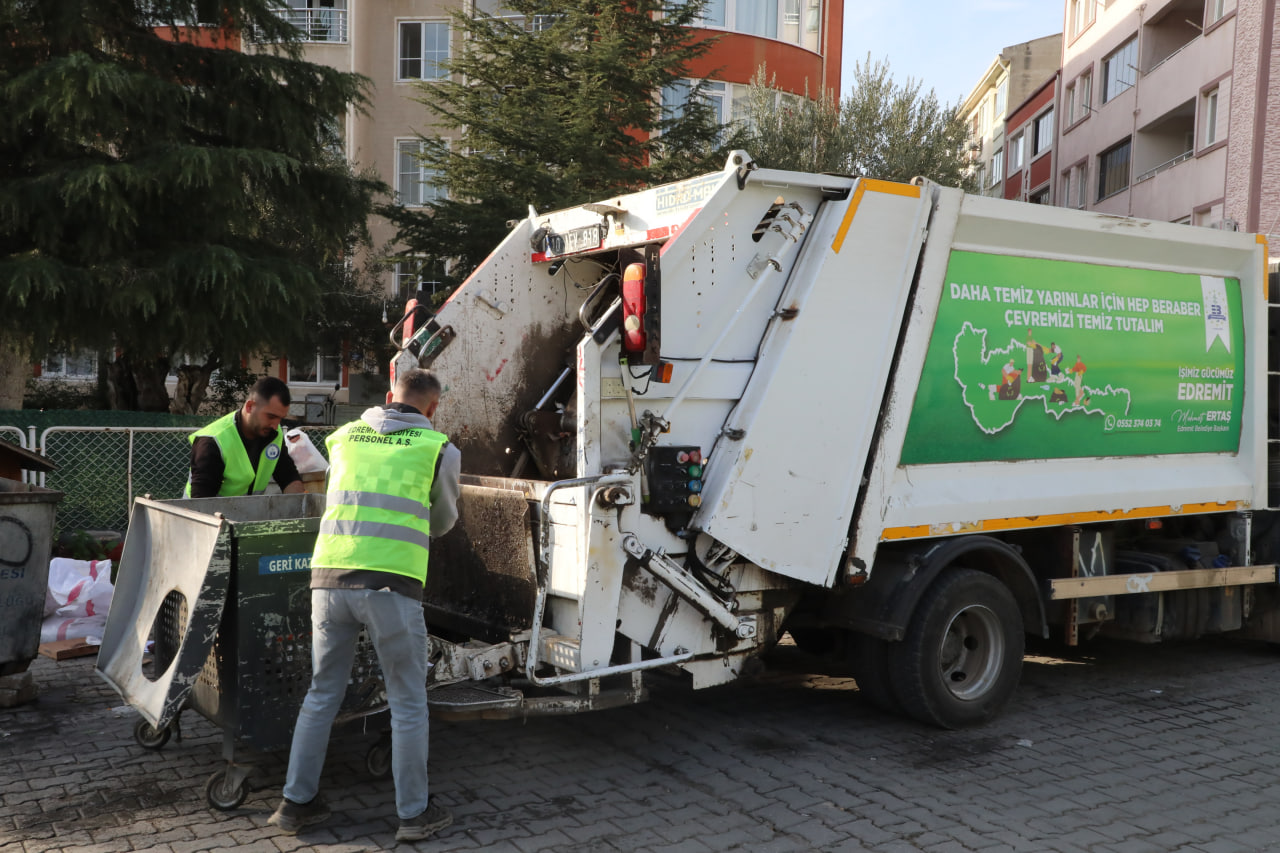 Edremitte-Temizlikte-7-24-Kesintisiz-Hizmet-5 EDREMİT’TE TEMİZLİKTE 7/24 KESİNTİSİZ HİZMET