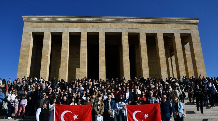 Balıkesirli gençler Ata’nın huzurunda
