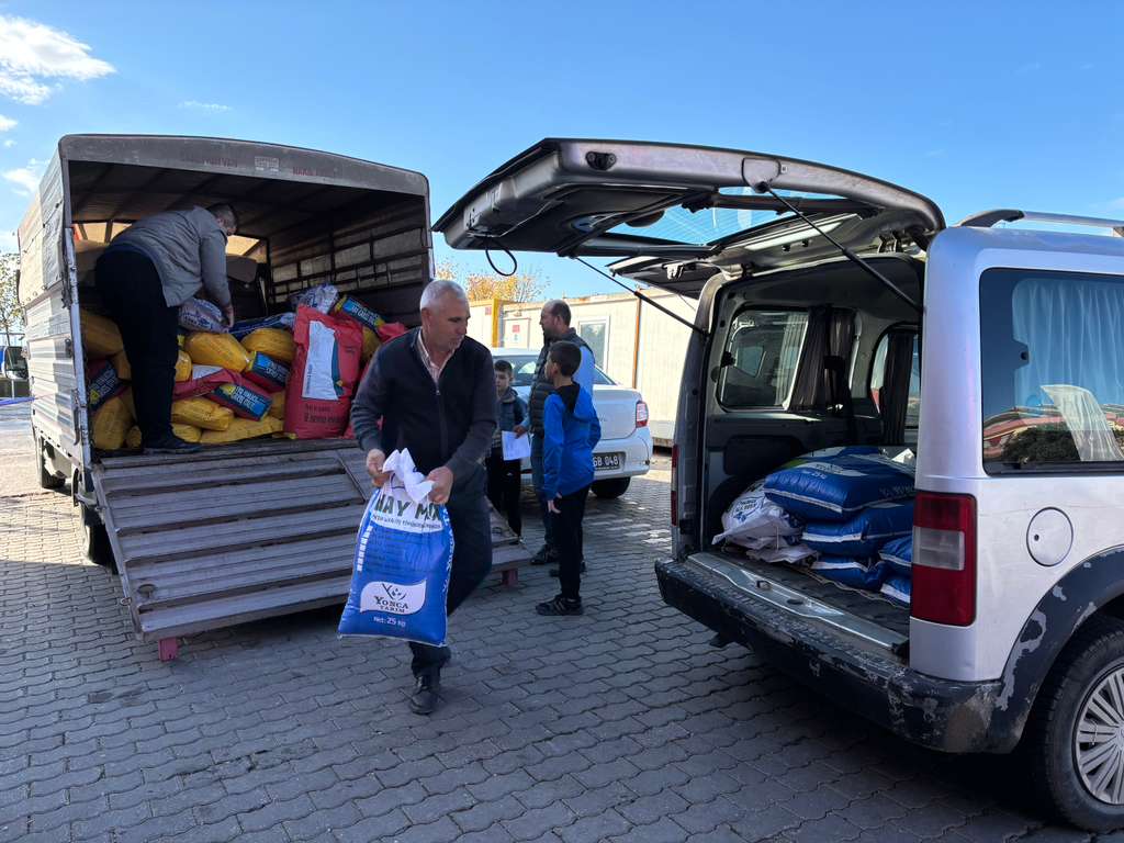 buyuksehirin_tohum_destegi_ureticinin_yuzunu_gulduruyor_6 Büyükşehir’in tohum desteği üreticinin yüzünü güldürüyor