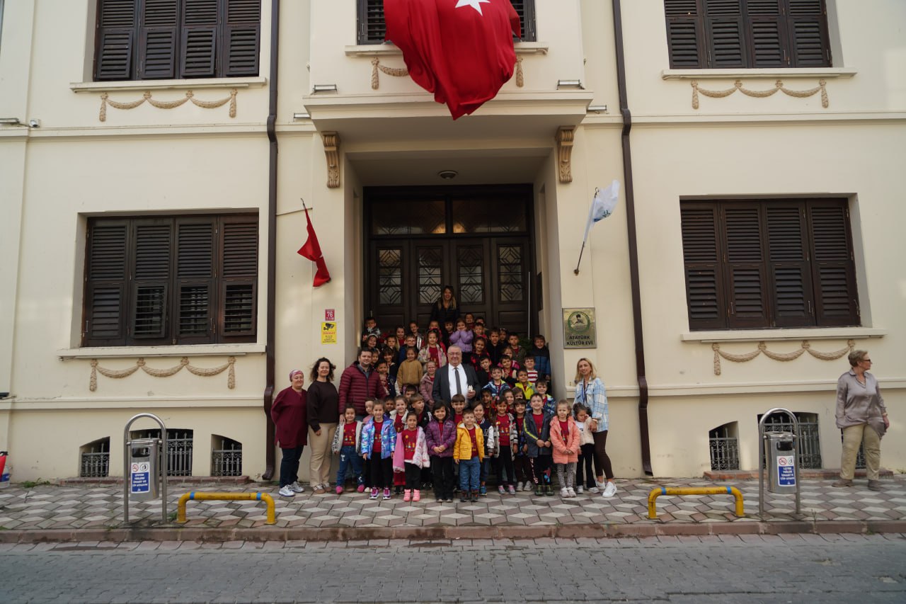 photo_2025-11-06_11-59-30 -	Edremit Belediyesi Atatürk Kültür Evi’ne ziyaretçi akını