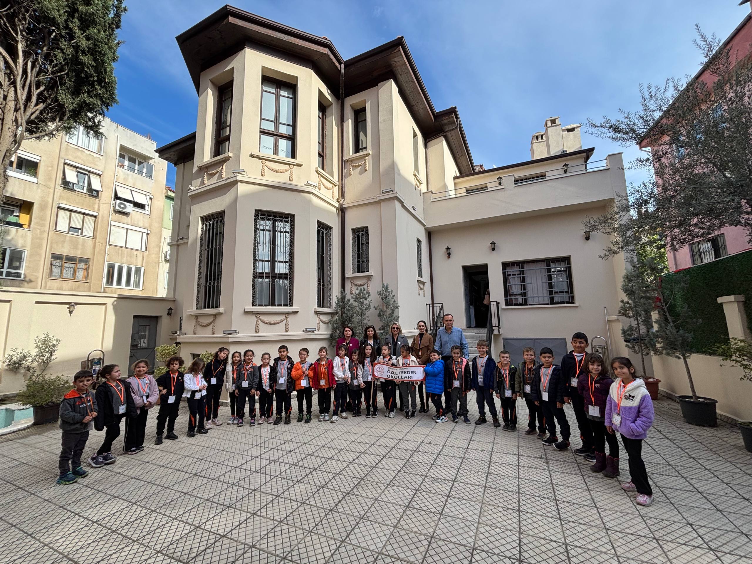 photo_2025-11-06_12-00-41 -	Edremit Belediyesi Atatürk Kültür Evi’ne ziyaretçi akını