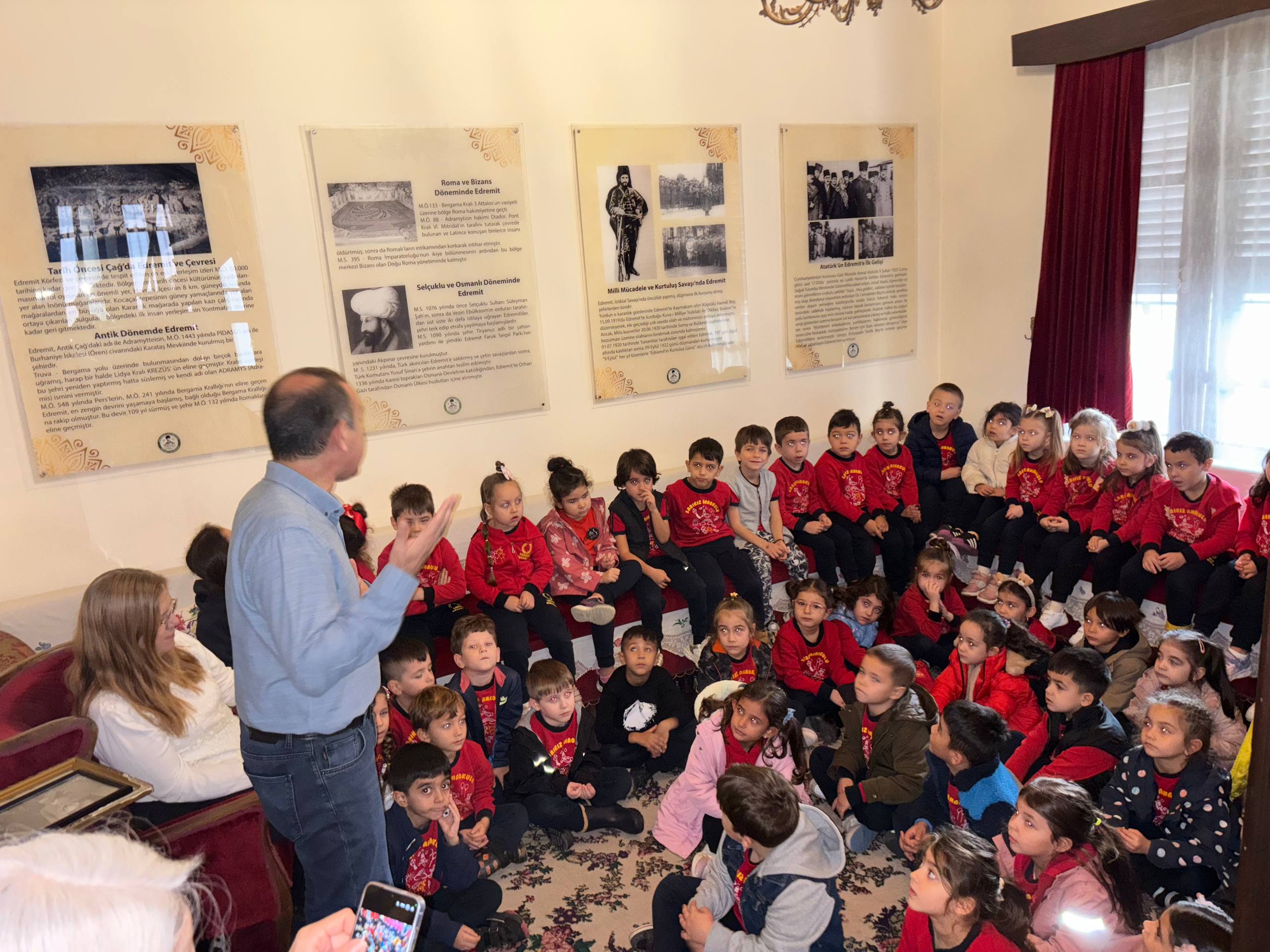photo_2025-11-06_12-00-44 - Edremit Belediyesi Atatürk Kültür Evi’ne ziyaretçi akını