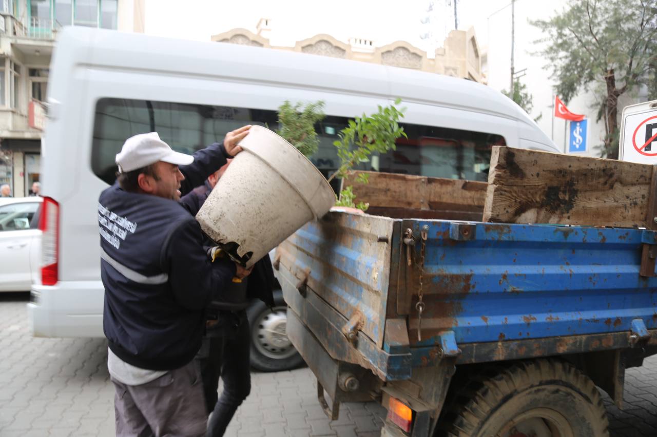 IMG_4027 Edremit’te kaldırım işgalleri sona eriyor