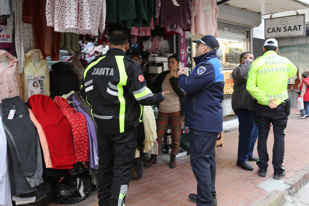 IMG_4028 Edremit’te kaldırım işgalleri sona eriyor
