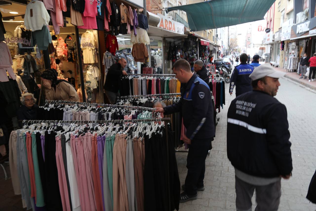 IMG_4035 Edremit’te kaldırım işgalleri sona eriyor