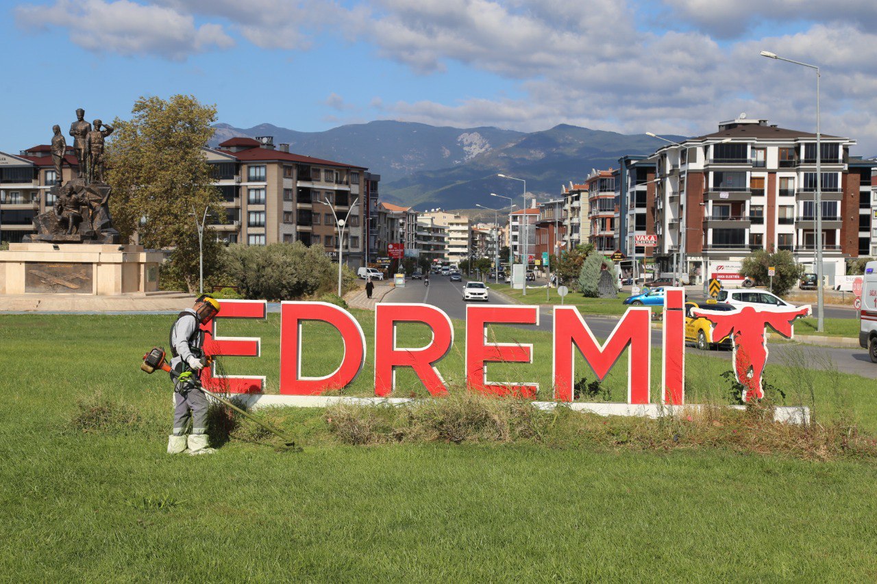 PARK VE YEŞİL ALANLARI İLE NEFES ALAN EDREMİT..