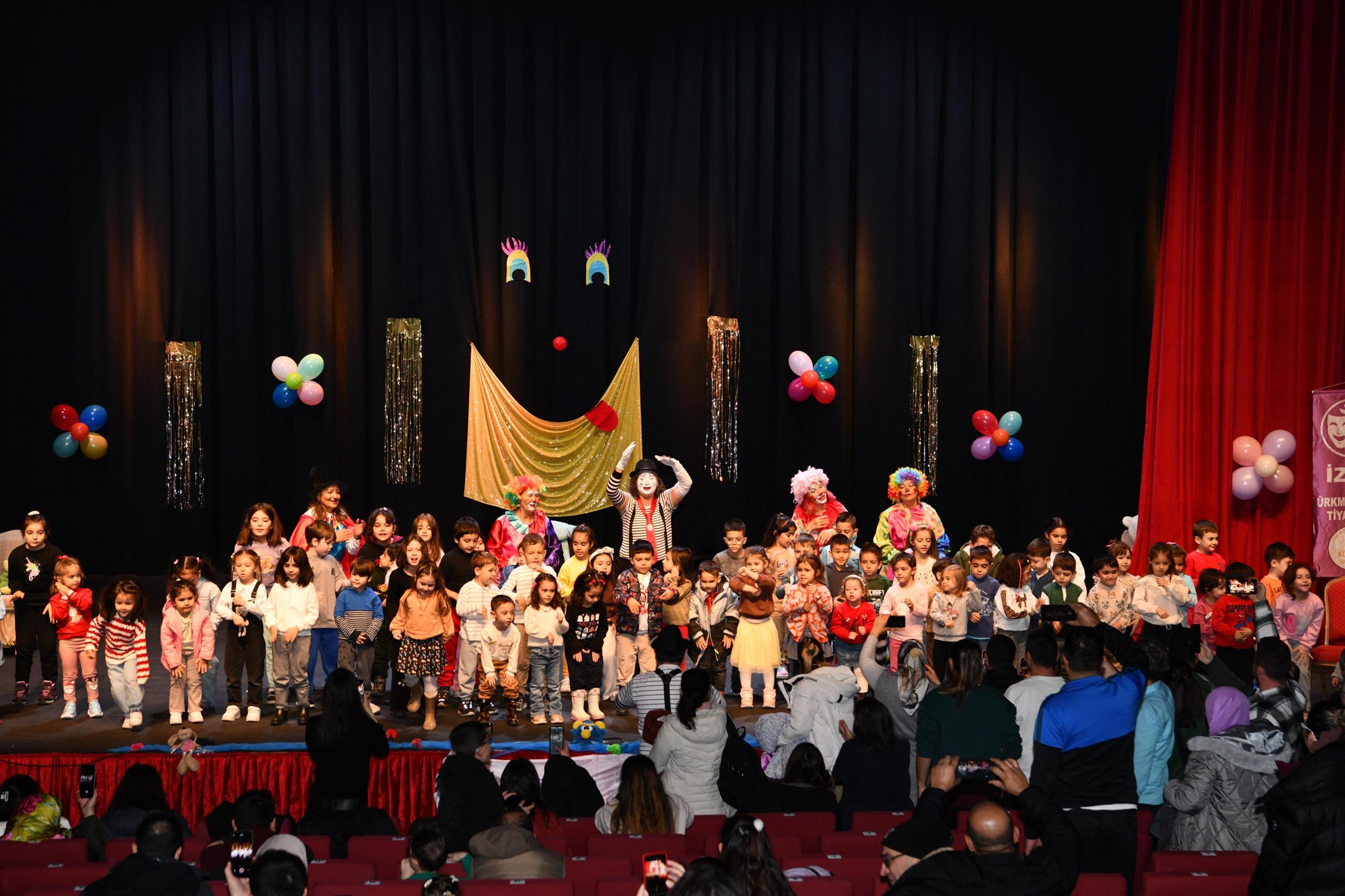 Bir Günde İki Tiyatro Oyunu Sanatseverlerle Buluştu