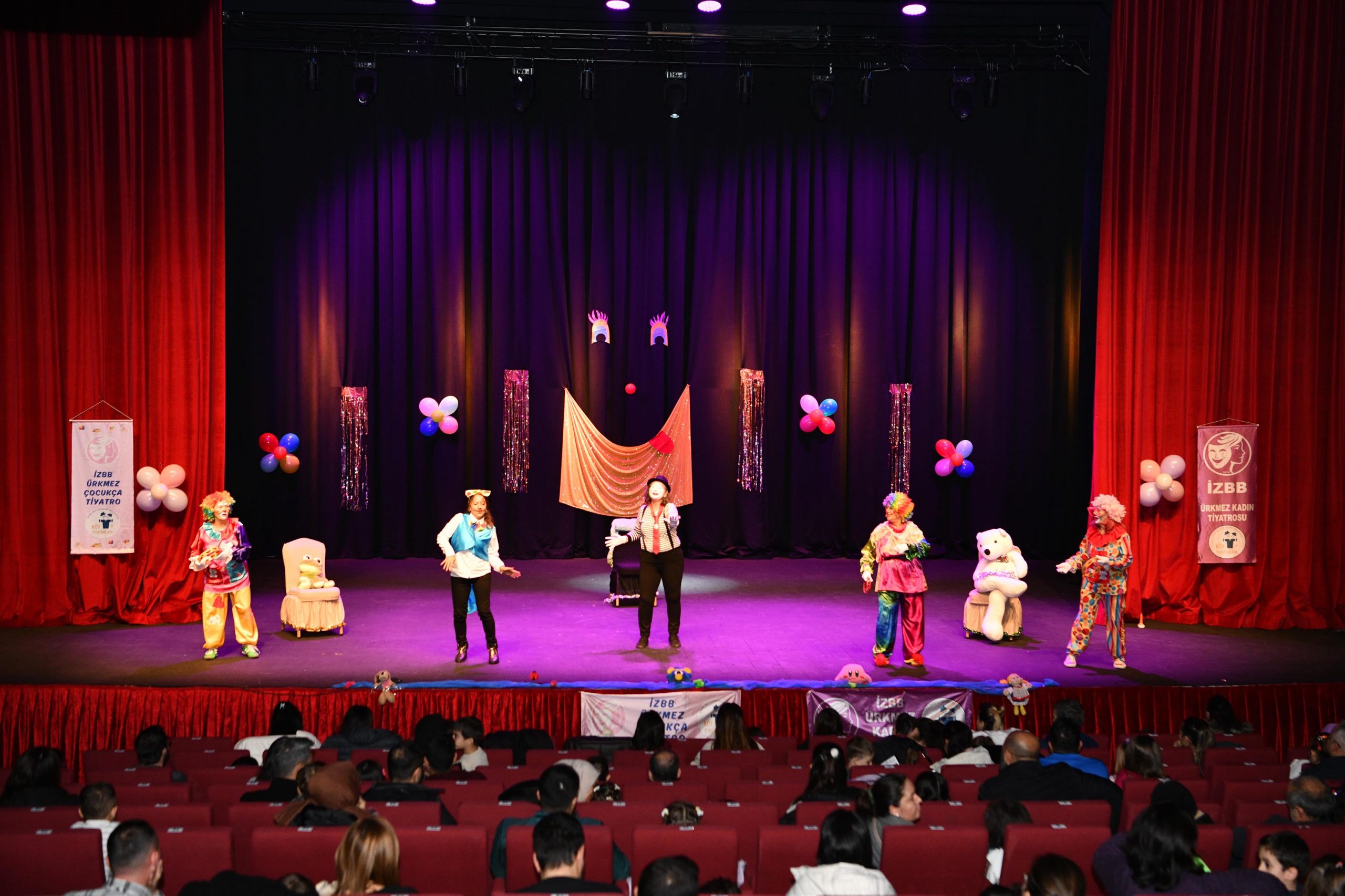 bir_gunde_iki_tiyatro_oyunu_sanatseverlerle_bulustu_5-scaled Bir Günde İki Tiyatro Oyunu Sanatseverlerle Buluştu