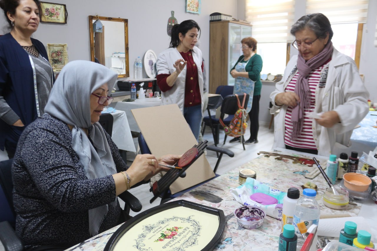 photo_2025-12-09_16-52-23-Kopya ATATÜRK GENÇLİK MERKEZİ'NDE DOLU DOLU KURS SEZONU