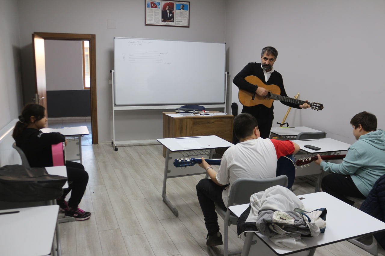 photo_2025-12-09_16-53-05 ATATÜRK GENÇLİK MERKEZİ'NDE DOLU DOLU KURS SEZONU