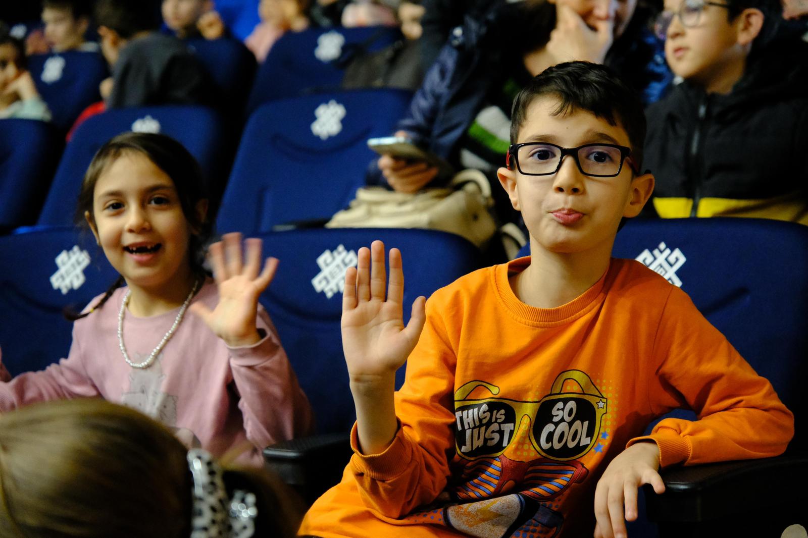 1-10 ALTIEYLÜL’DE SAHNE IŞIKLARI YANDI