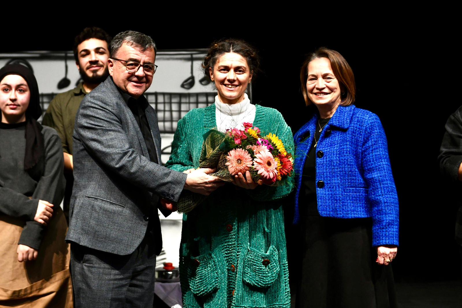 1-2 ALTIEYLÜL’DE SAHNE IŞIKLARI YANDI