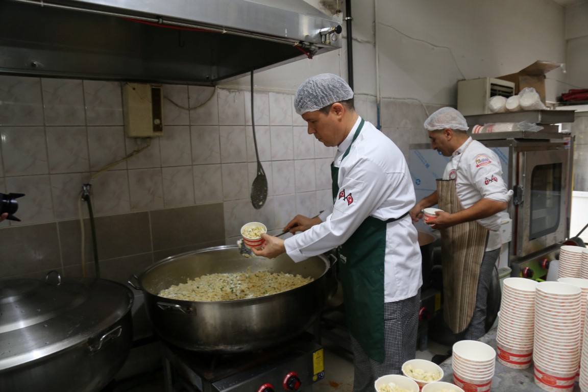 IMG_9322 EDREMİT BELEDİYESİ AŞEVİYLE GÖNÜLLERİ ISITIYOR