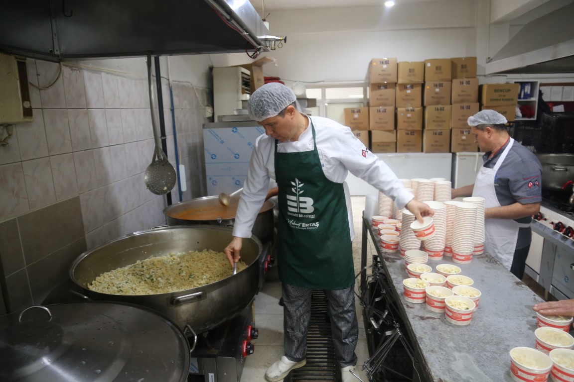 IMG_9326 EDREMİT BELEDİYESİ AŞEVİYLE GÖNÜLLERİ ISITIYOR