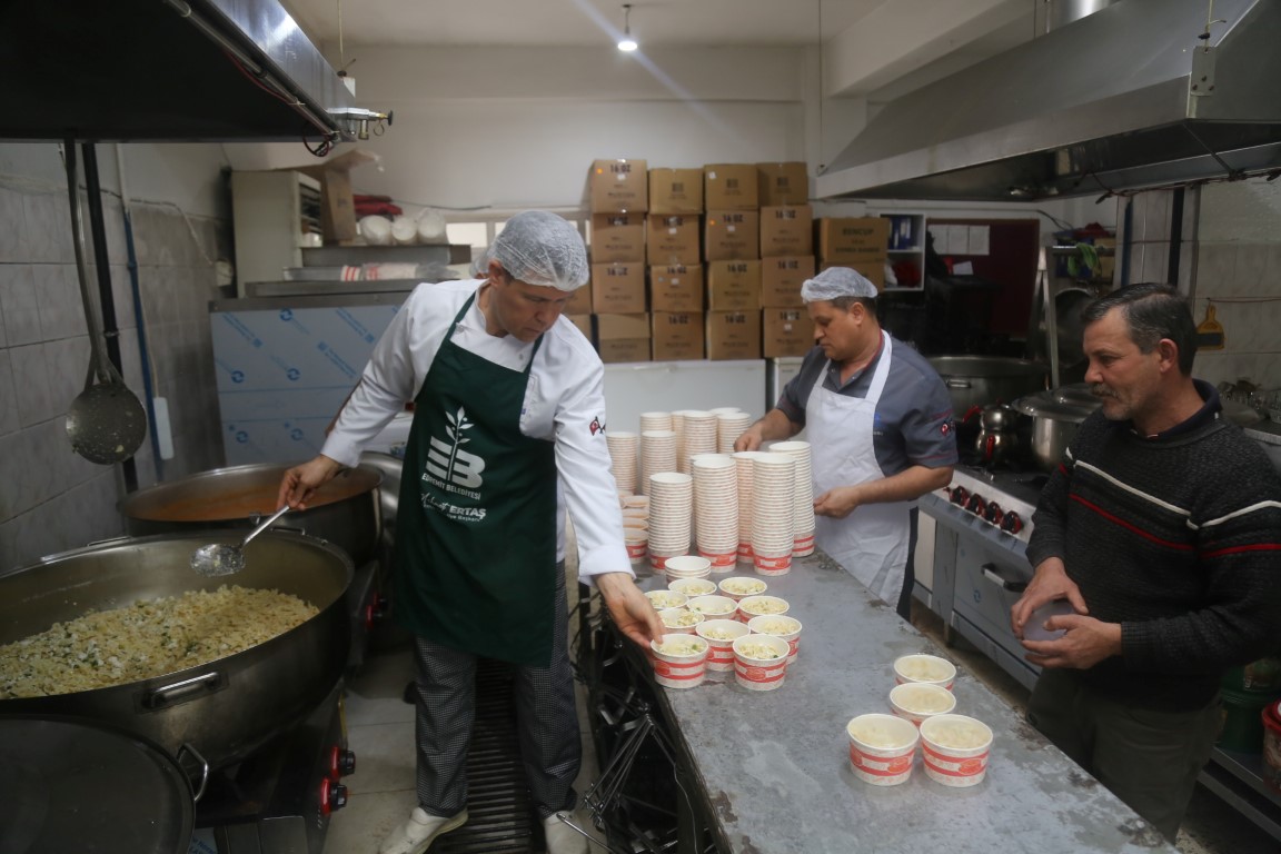 IMG_9328 EDREMİT BELEDİYESİ AŞEVİYLE GÖNÜLLERİ ISITIYOR