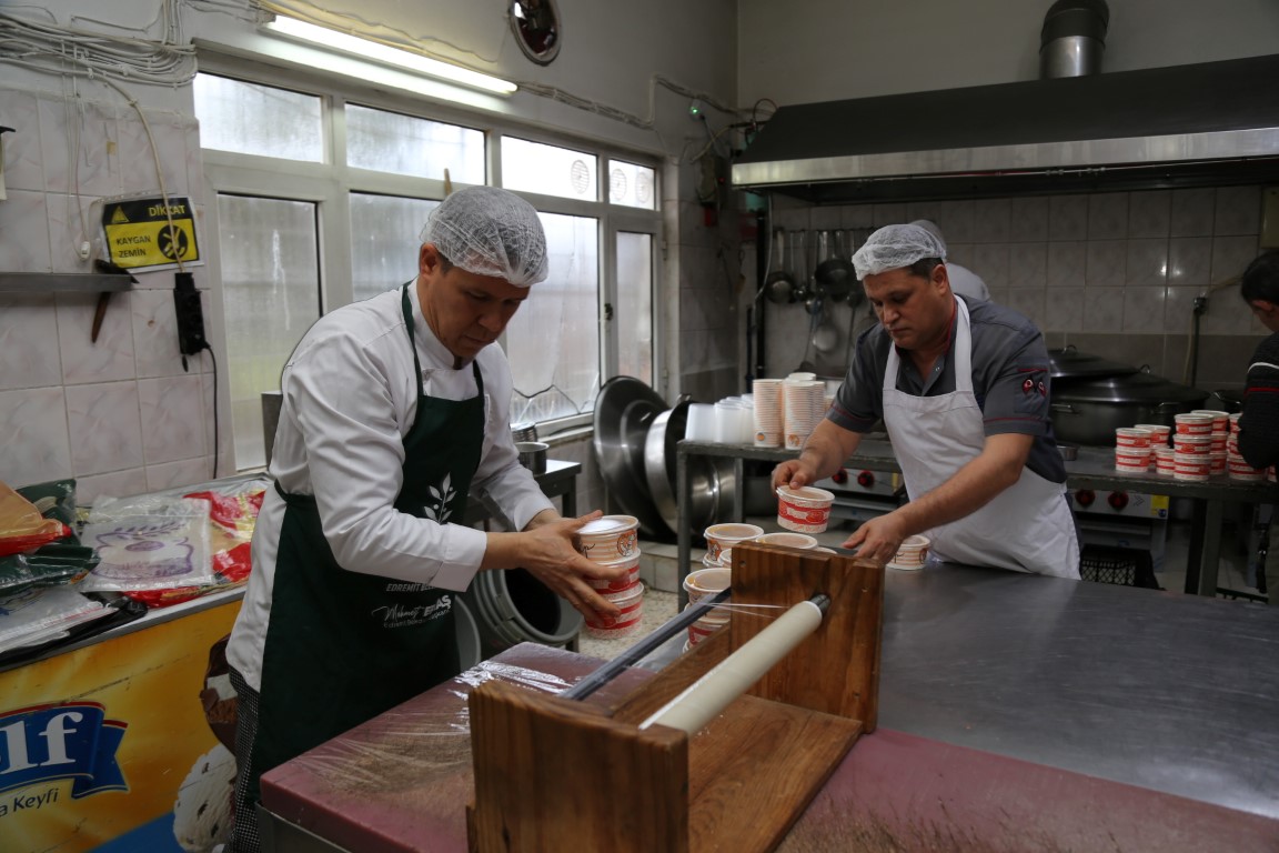 IMG_9336 EDREMİT BELEDİYESİ AŞEVİYLE GÖNÜLLERİ ISITIYOR