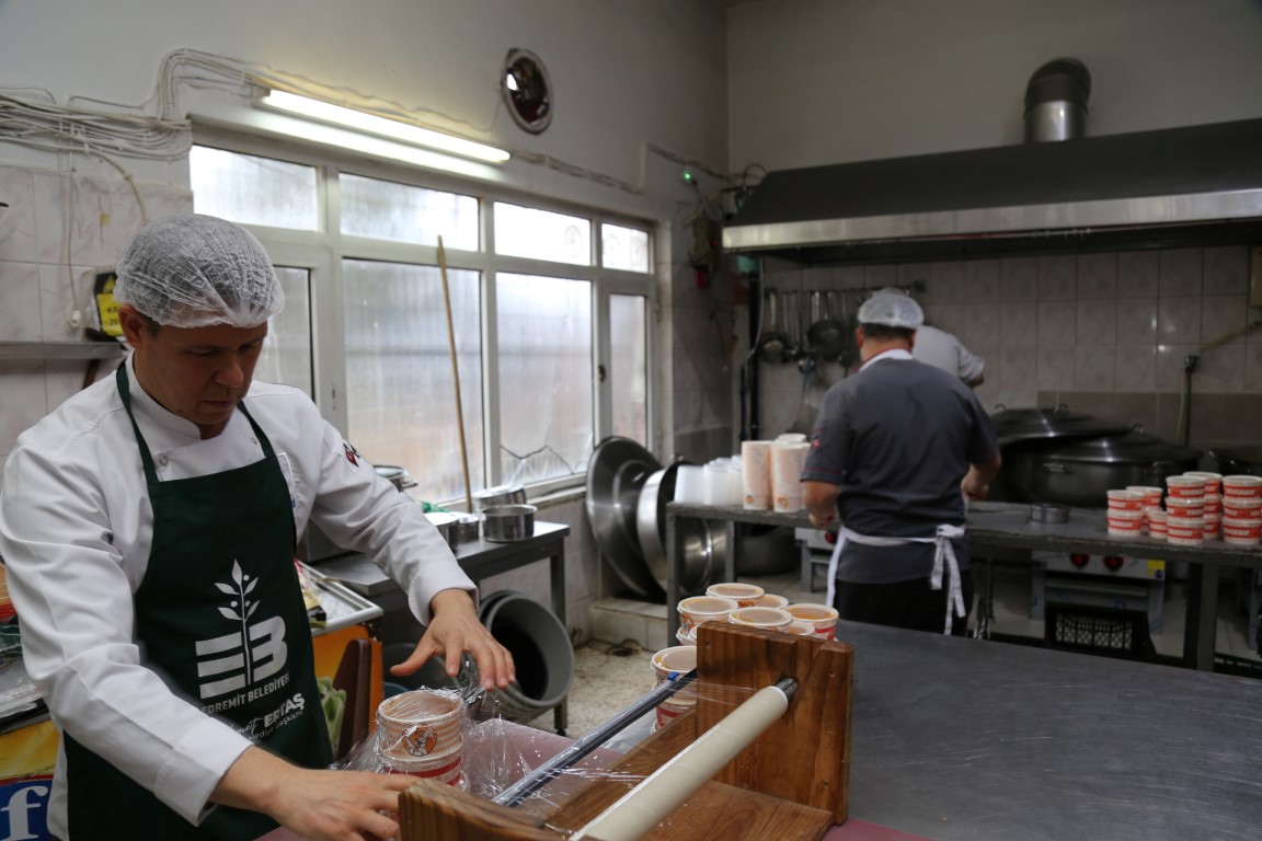 IMG_9337 EDREMİT BELEDİYESİ AŞEVİYLE GÖNÜLLERİ ISITIYOR