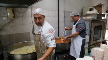 EDREMİT BELEDİYESİ AŞEVİYLE GÖNÜLLERİ ISITIYOR