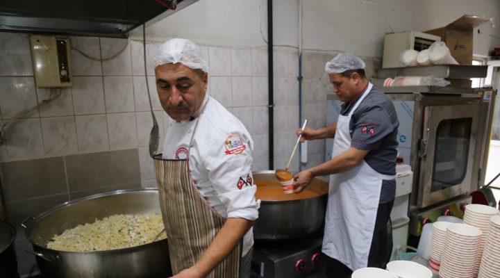 EDREMİT BELEDİYESİ AŞEVİYLE GÖNÜLLERİ ISITIYOR