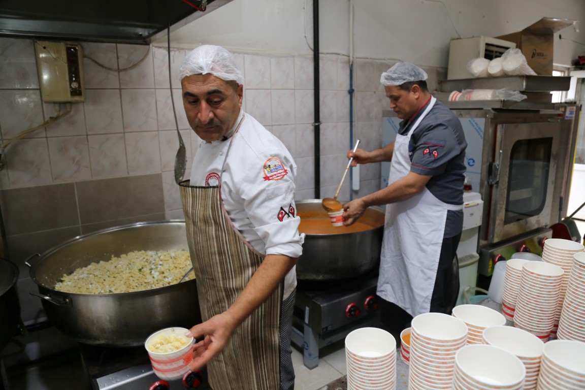 EDREMİT BELEDİYESİ AŞEVİYLE GÖNÜLLERİ ISITIYOR