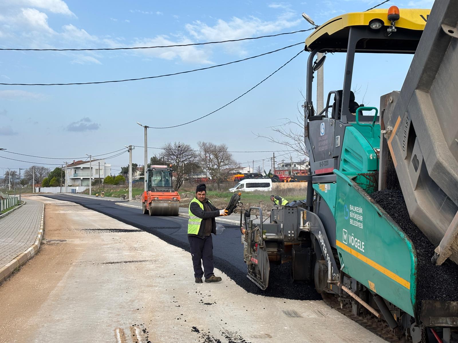 buyuksehir_belediyesi_gonende_son_1_ayda_3_kilometre_yolu_asfaltla_kapladi_2 Büyükşehir Belediyesi Gönen’de son 1 ayda 3 kilometre yolu asfaltla kapladı