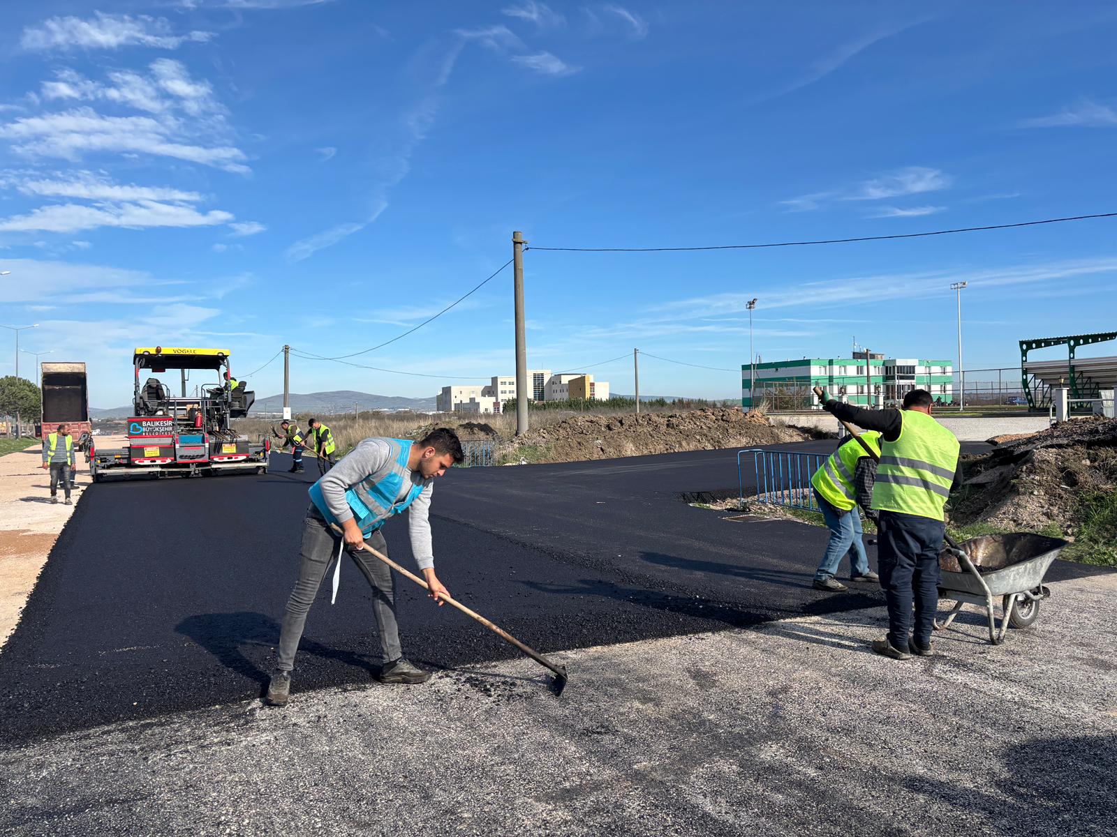 buyuksehir_belediyesi_gonende_son_1_ayda_3_kilometre_yolu_asfaltla_kapladi_4 Büyükşehir Belediyesi Gönen’de son 1 ayda 3 kilometre yolu asfaltla kapladı