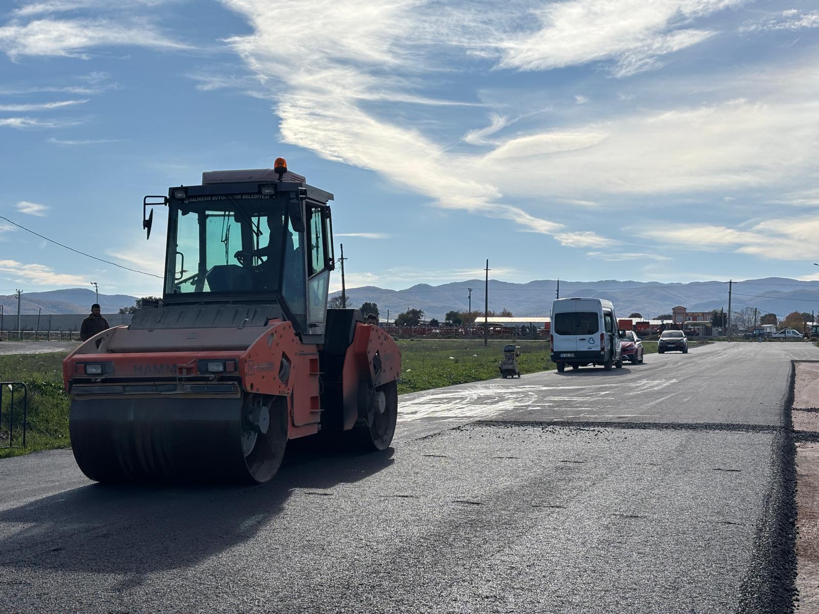buyuksehir_belediyesi_gonende_son_1_ayda_3_kilometre_yolu_asfaltla_kapladi_5 Büyükşehir Belediyesi Gönen’de son 1 ayda 3 kilometre yolu asfaltla kapladı