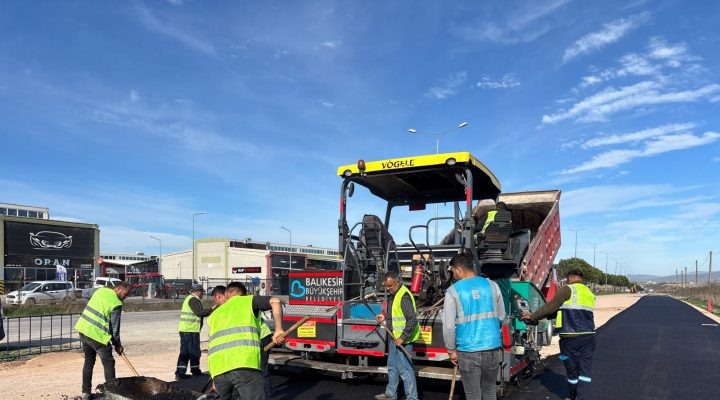 Büyükşehir Belediyesi Gönen’de son 1 ayda 3 kilometre yolu asfaltla kapladı