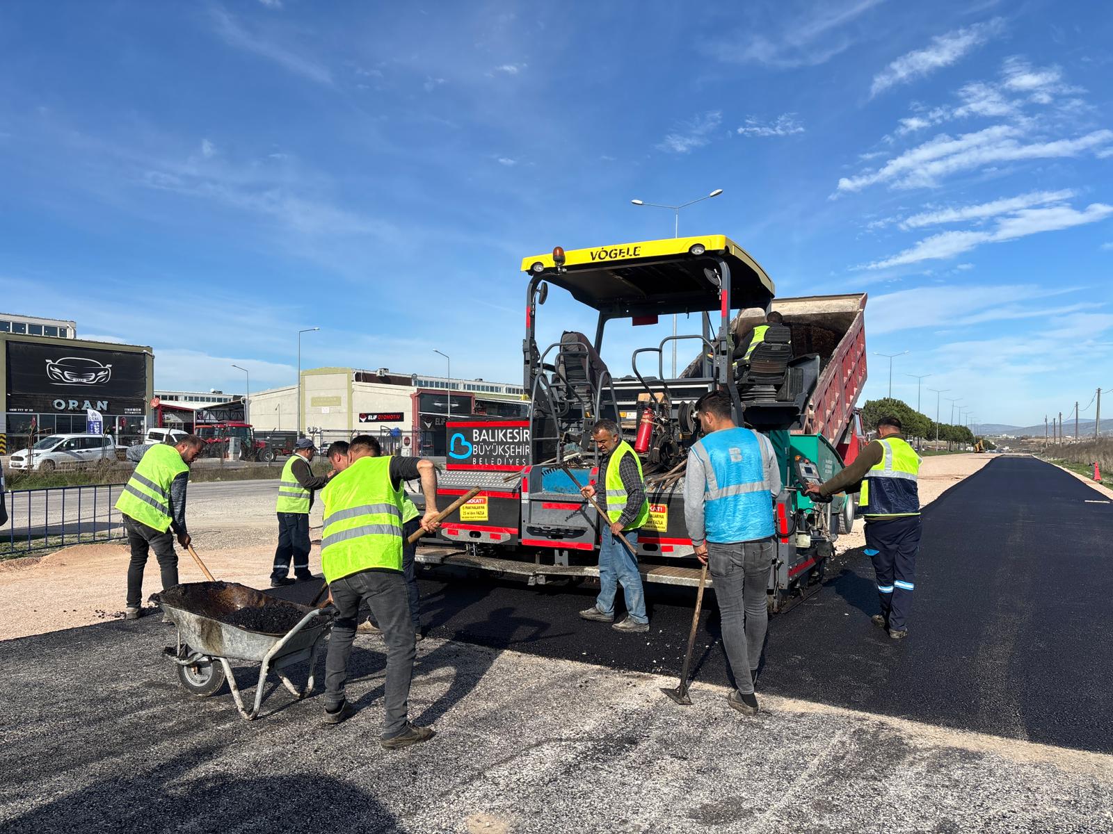 Büyükşehir Belediyesi Gönen’de son 1 ayda 3 kilometre yolu asfaltla kapladı