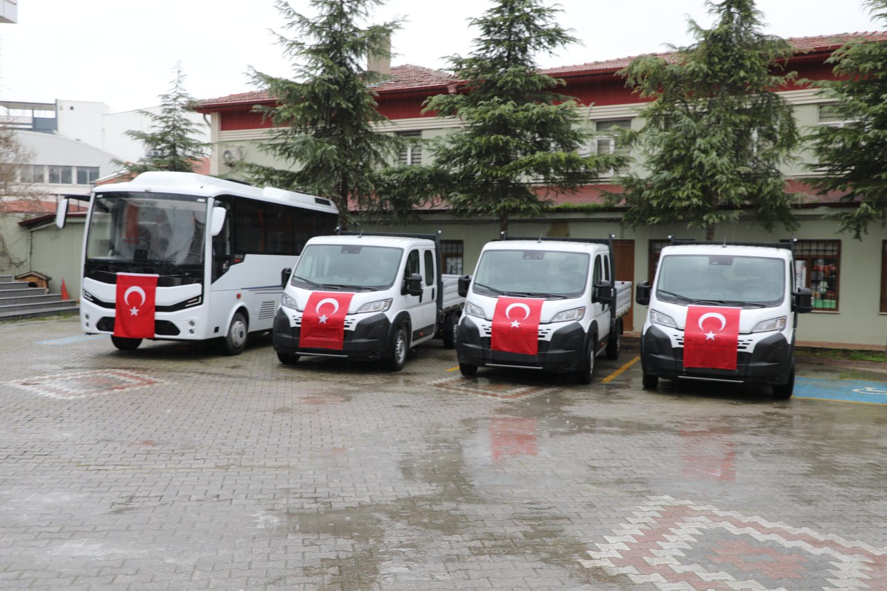 photo_01 Edremit Belediyesi 8 yeni aracı hizmete sundu