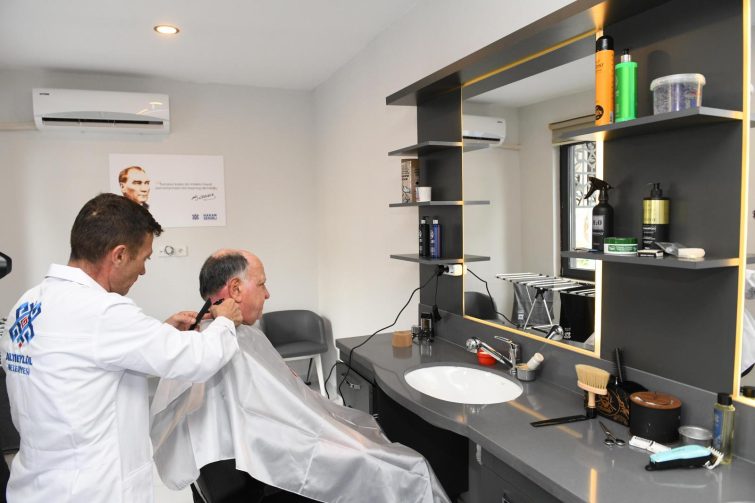 1-2-755x503 ALTIEYLÜL BELEDİYESİ’NDEN EMEKLİLERE “HALK BERBERİ” HİZMETİ