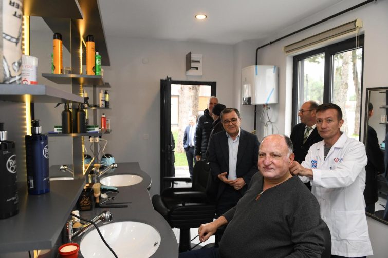 1-4-755x503 ALTIEYLÜL BELEDİYESİ’NDEN EMEKLİLERE “HALK BERBERİ” HİZMETİ