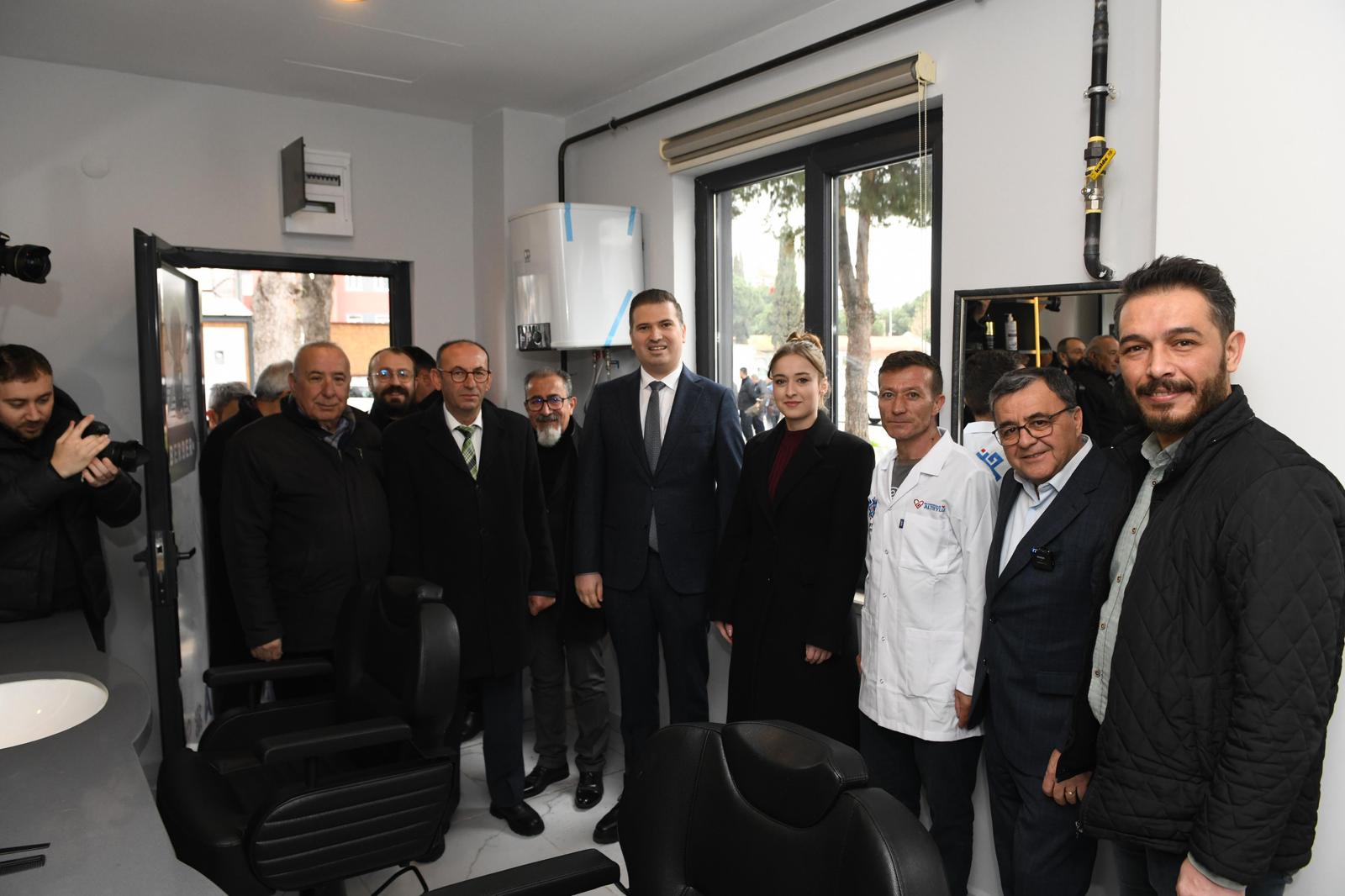 ALTIEYLÜL BELEDİYESİ’NDEN EMEKLİLERE “HALK BERBERİ” HİZMETİ