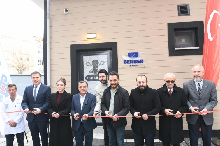 1-6-755x503 ALTIEYLÜL BELEDİYESİ’NDEN EMEKLİLERE “HALK BERBERİ” HİZMETİ