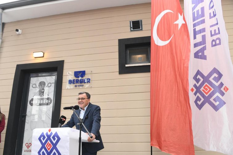 1-7-755x503 ALTIEYLÜL BELEDİYESİ’NDEN EMEKLİLERE “HALK BERBERİ” HİZMETİ