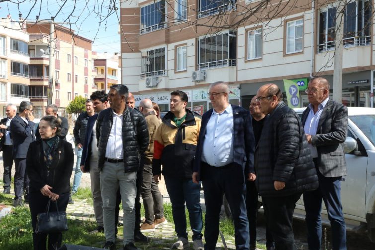 1056543606-Edremit-Belediyesiden-Narlidan-Bostanciya-saha-mesaisi-755x503 Edremit Belediyesi’den Narlı’dan Bostancı’ya saha mesaisi