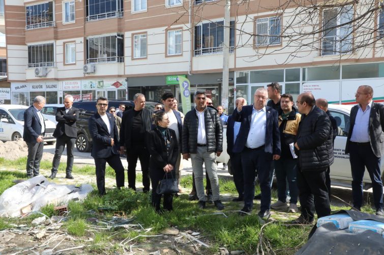 1056543622-Edremit-Belediyesiden-Narlidan-Bostanciya-saha-mesaisi-755x503 Edremit Belediyesi’den Narlı’dan Bostancı’ya saha mesaisi