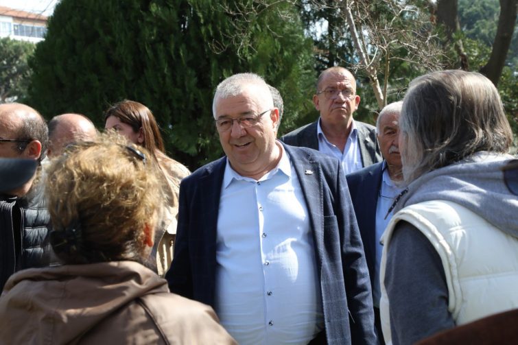 1056543731-Edremit-Belediyesiden-Narlidan-Bostanciya-saha-mesaisi-755x503 Edremit Belediyesi’den Narlı’dan Bostancı’ya saha mesaisi