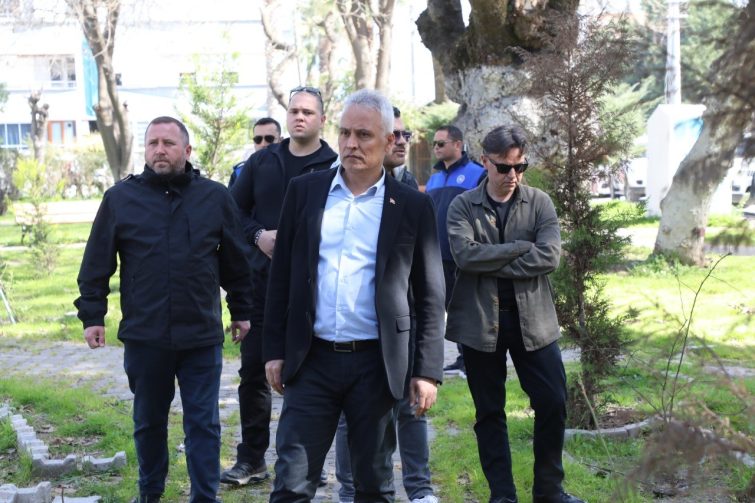 1056543793-Edremit-Belediyesiden-Narlidan-Bostanciya-saha-mesaisi-755x503 Edremit Belediyesi’den Narlı’dan Bostancı’ya saha mesaisi