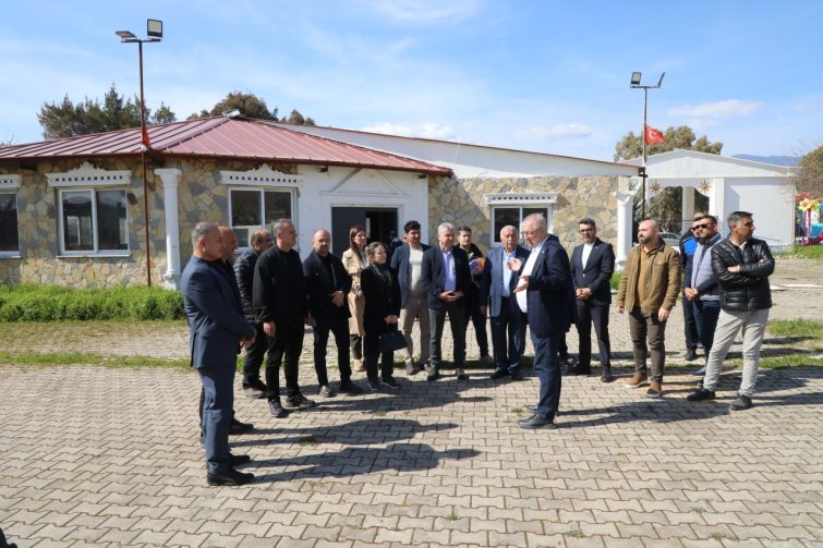 1056543887-Edremit-Belediyesiden-Narlidan-Bostanciya-saha-mesaisi-755x503 Edremit Belediyesi’den Narlı’dan Bostancı’ya saha mesaisi