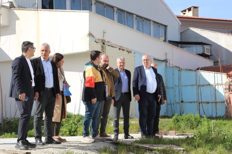 1056543949-Edremit-Belediyesiden-Narlidan-Bostanciya-saha-mesaisi-755x503 Edremit Belediyesi’den Narlı’dan Bostancı’ya saha mesaisi