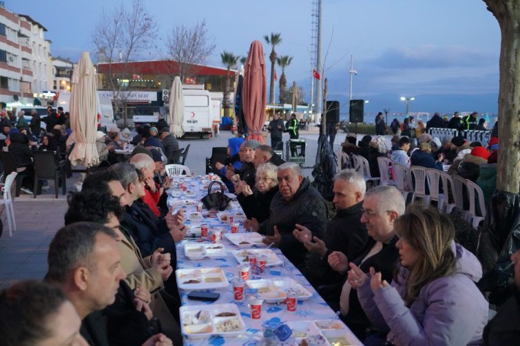 EDREMIT-IFTAR-SOFRALARINDA-BULUSUYOR-5-755x503 EDREMİT İFTAR SOFRALARINDA BULUŞUYOR