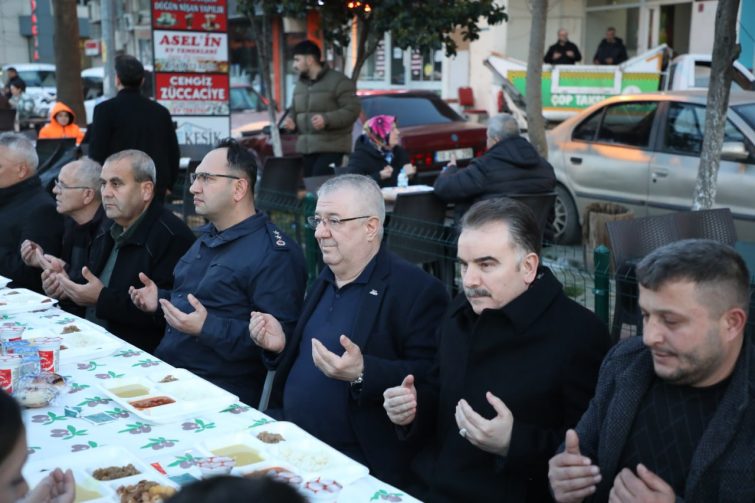 EDREMIT-IFTAR-SOFRALARINDA-BULUSUYOR-6-755x503 EDREMİT İFTAR SOFRALARINDA BULUŞUYOR