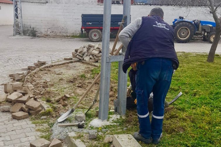 HABER-10-755x504 BURHANİYE BELEDİYESİ’NDEN YEŞİL ALANLARDA TİTİZ ÇALIŞMA