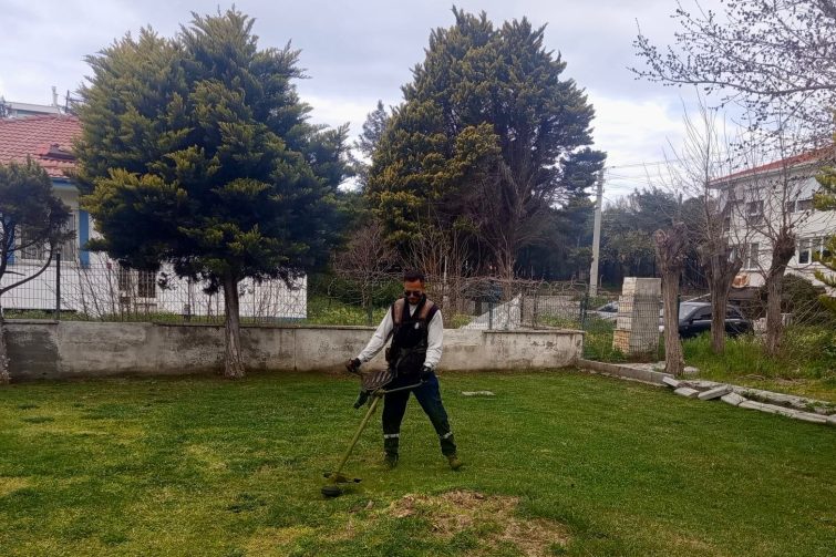 HABER-8-755x503 BURHANİYE BELEDİYESİ’NDEN YEŞİL ALANLARDA TİTİZ ÇALIŞMA