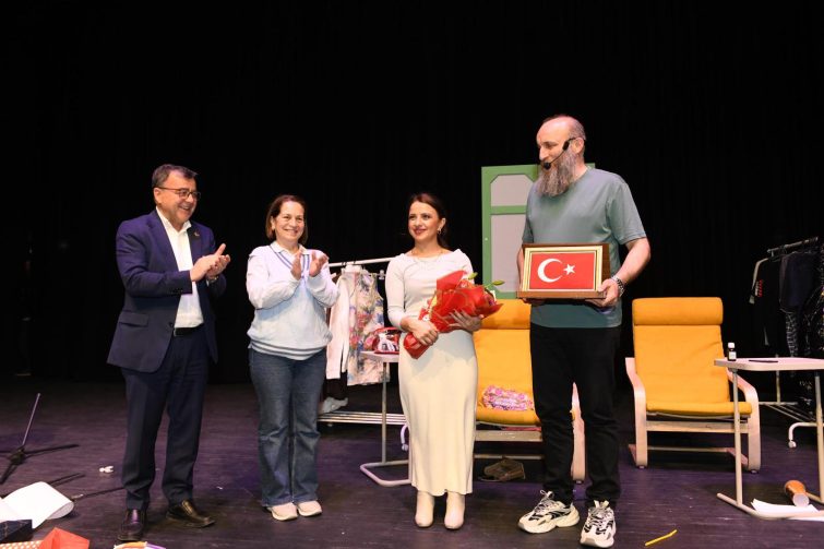 PHOTO-2026-03-09-11-47-11_1-755x503 ALTIEYLÜL’DE TİYATRO DOLU GECE