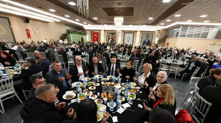 Akın, muhtarlarla iftarda bir araya geldi